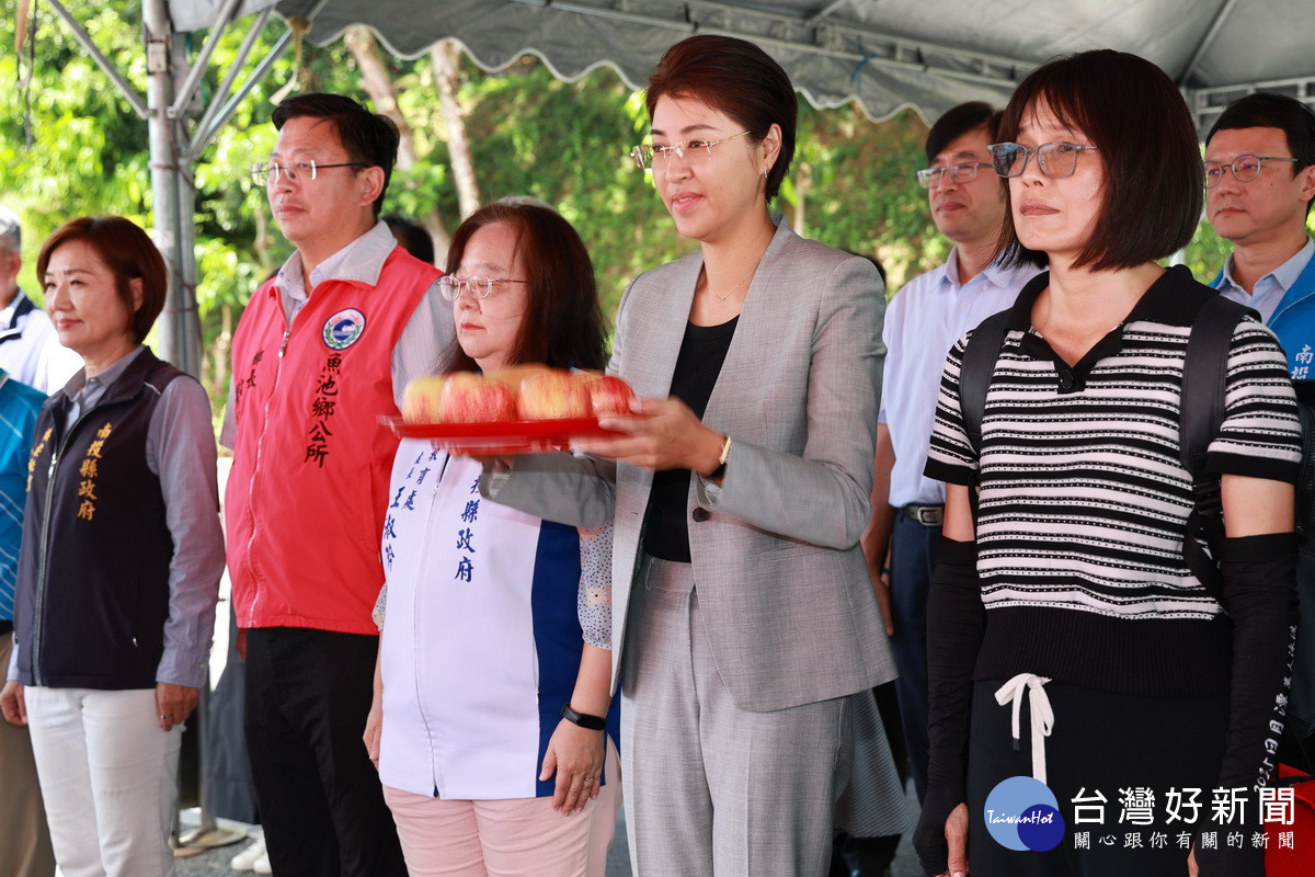 萬人泳渡依例都要舉辦祈福祭拜儀式。(縣府提供)