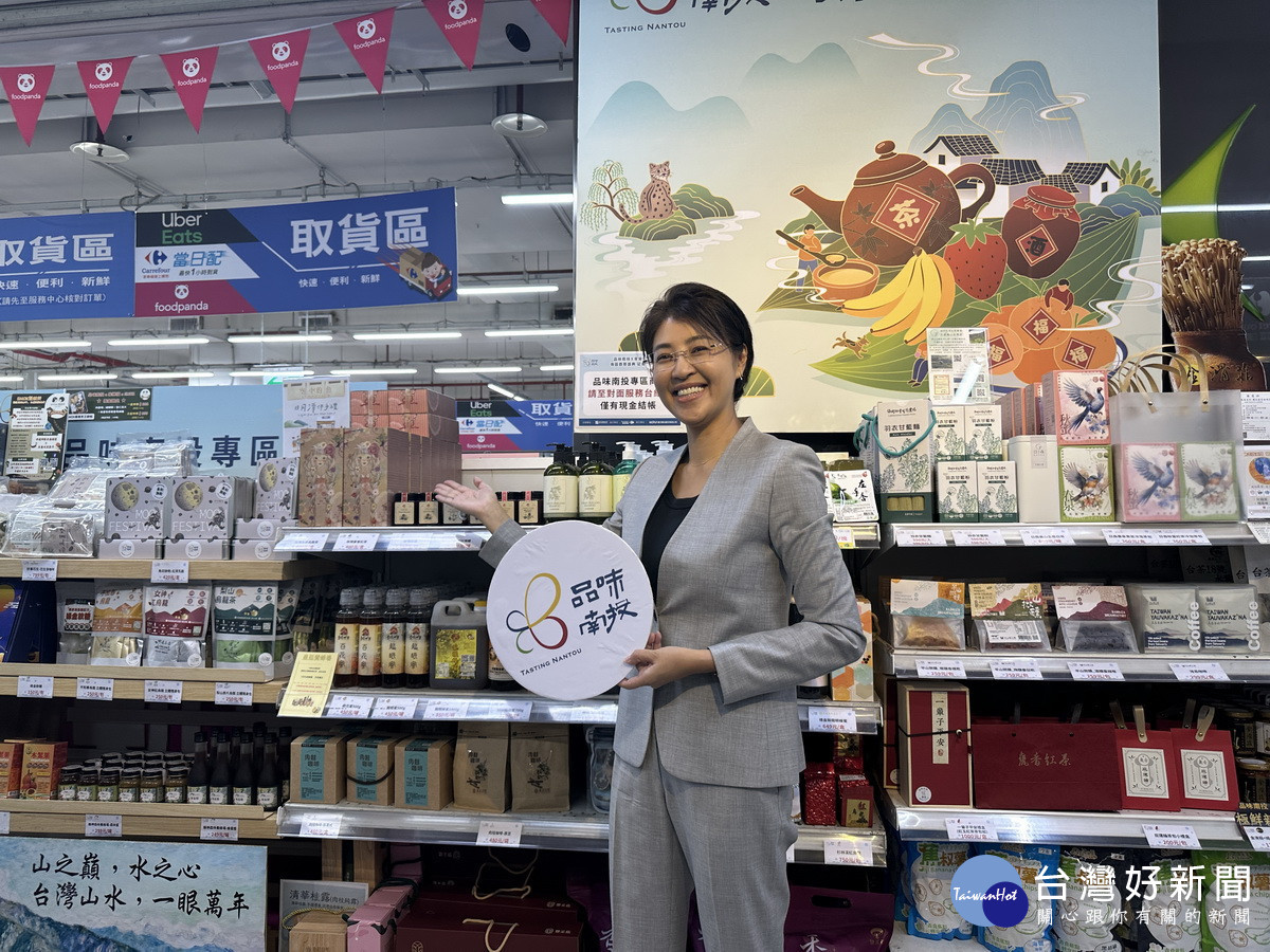 許淑華縣長推薦品味南投各項優質產品可讓民眾購物獲得滿足。(記者扶小萍攝)