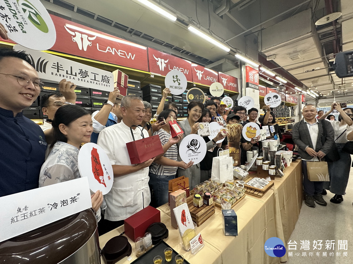 各業者出席記者會展示南投農產及加工品實力。(記者扶小萍攝)