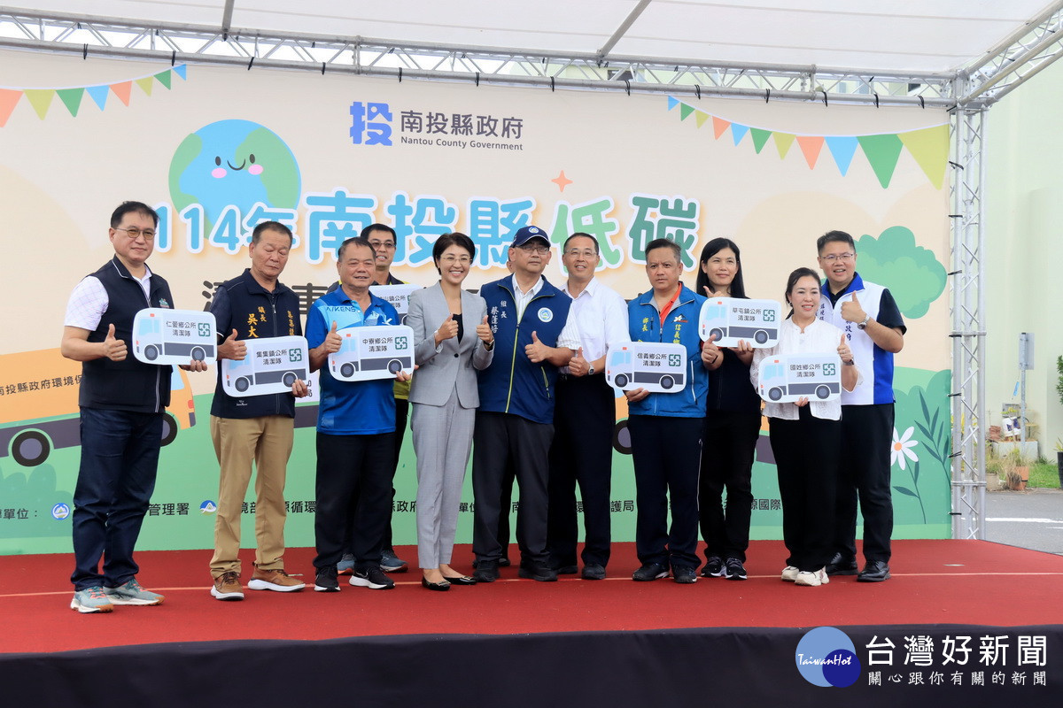 許縣長為13鄉鎮市增購清潔車授車。（記者扶小萍攝）