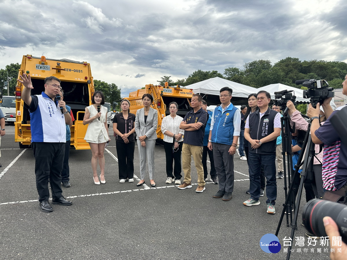 李易書局長向大家介紹新車及機具功能。(記者扶小萍攝)