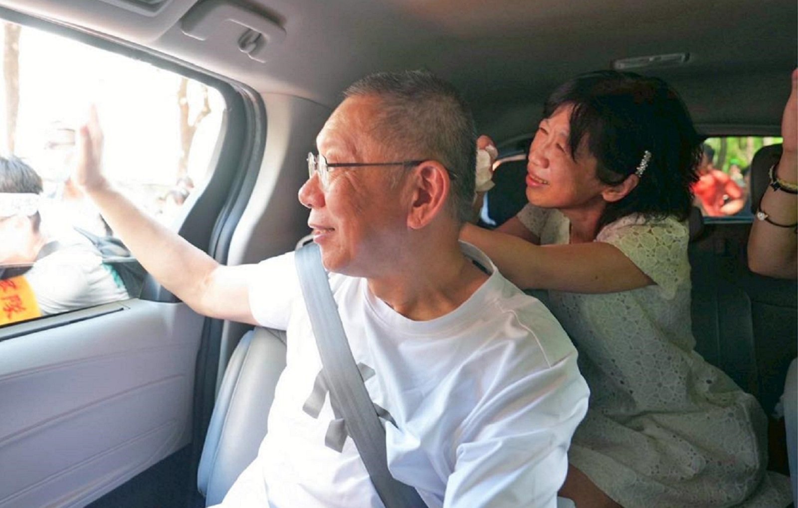 民眾黨前主席柯文哲(左)獲交保後,妻子陳佩琪(右)曝丈夫情況,生病加上清晨被查行蹤,身體快要受不了。翻攝柯文哲臉書