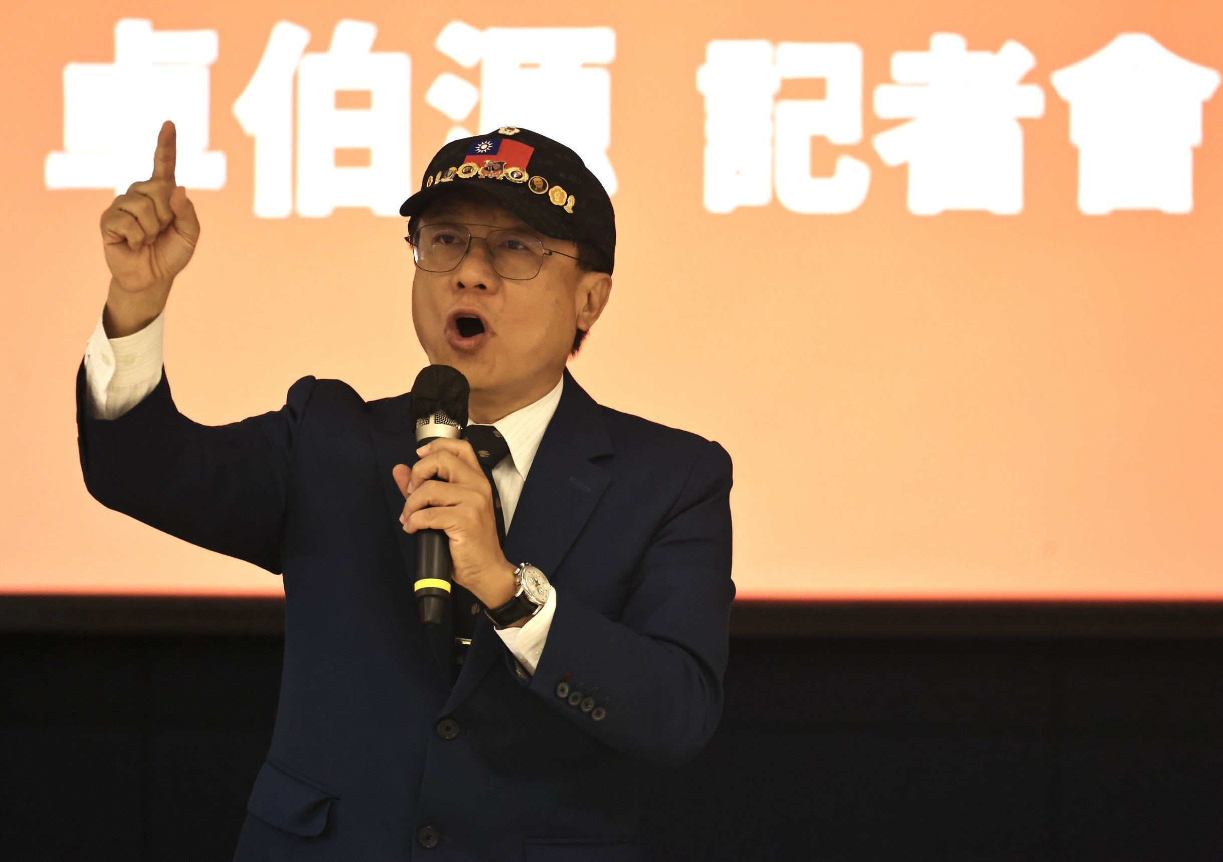 被擋在辯論會前不得參加,卓伯源還怒氣未消,今召開記者會續罵電視台不公。林啟弘攝