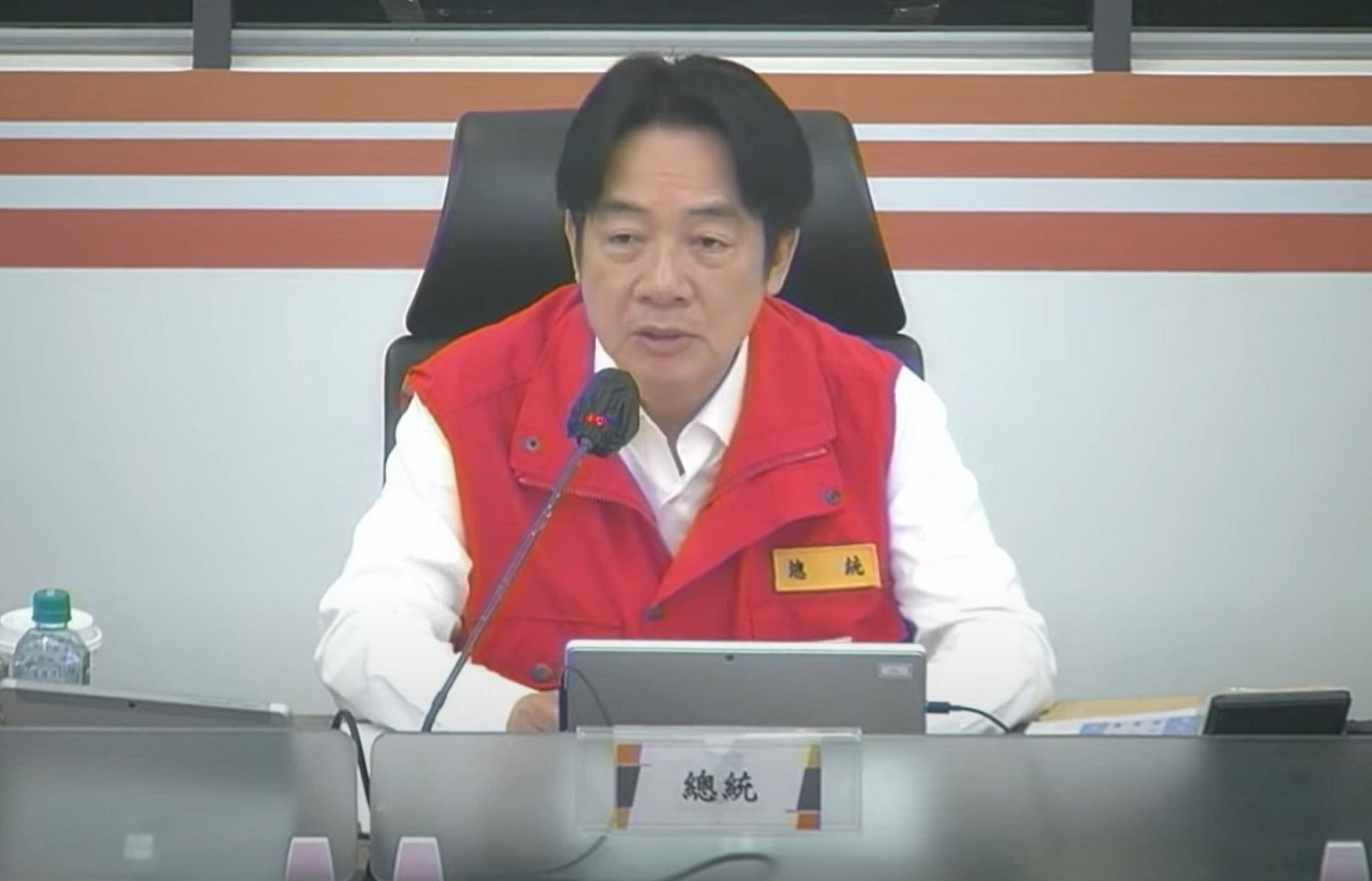 總統賴清德22日下午前往中央災害應變中心視察，針對樺加沙颱風來勢洶洶，他呼籲全台民眾不可掉以輕心。翻攝中央災害應變中心YT頻道