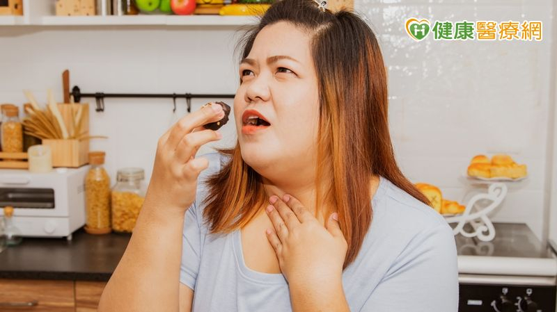 以為單純喉嚨卡、異物感　醫揪「扁桃腺結石」：別忽視小症狀