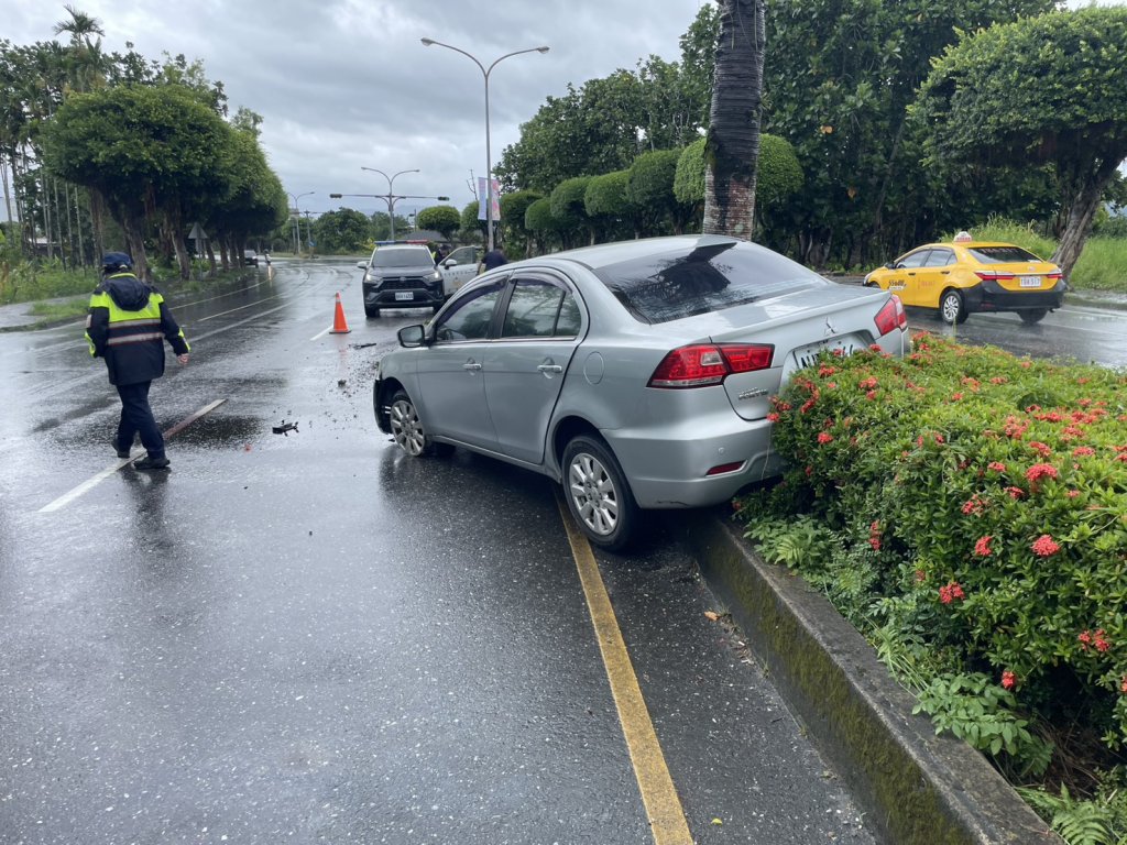 颱風逼近花蓮台9線車禍!- 自小客車失控打滑撞上分隔島