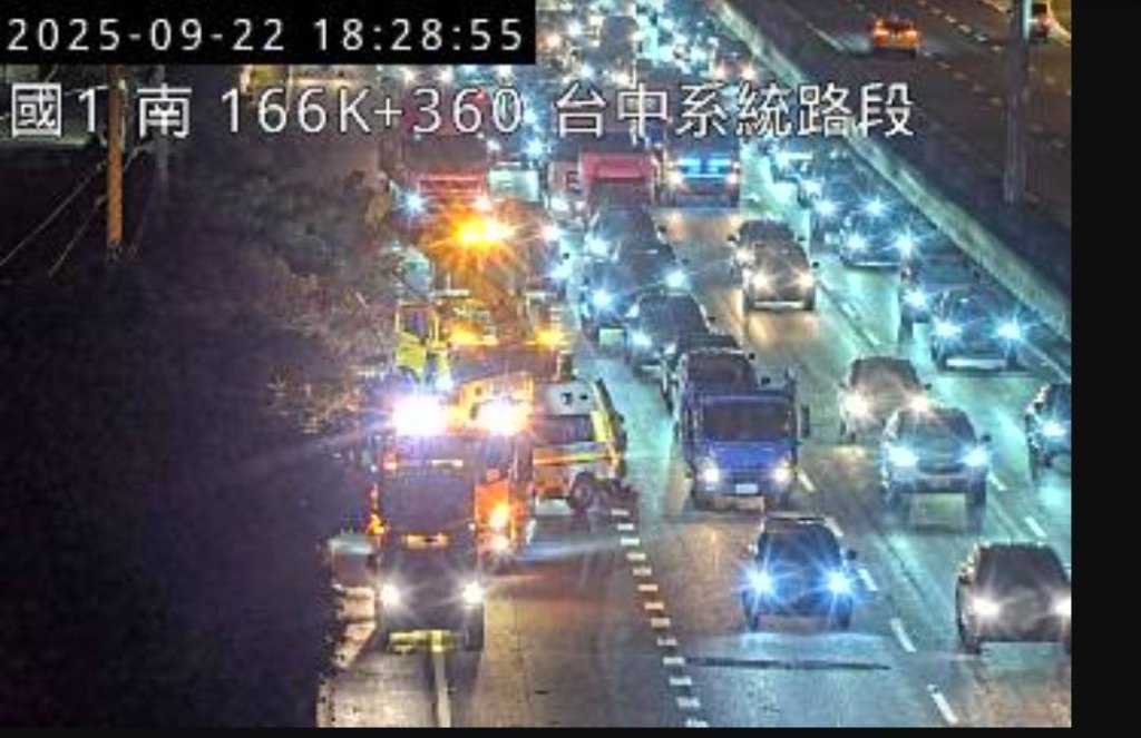 國道1號嚴重車禍！　豐原路段聯結車撞護欄折甘蔗回堵二公里