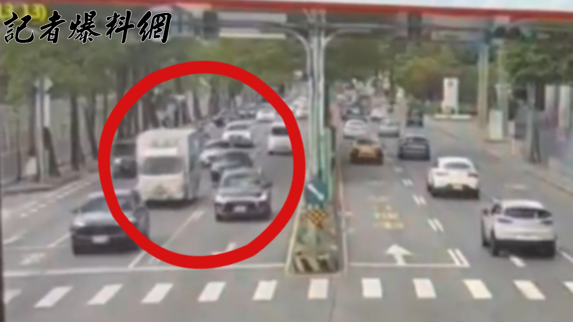 50歲的沈姓男子開車載著親友,在路口突然切入車道,導致後方29歲廖姓男子駕駛的賓士車險些撞上。