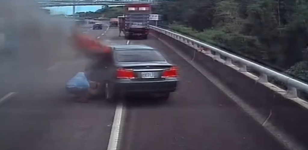 國道救援畫面曝光！-兩名大貨車運將1人救出起火車內駕駛　1人拿滅火器救火