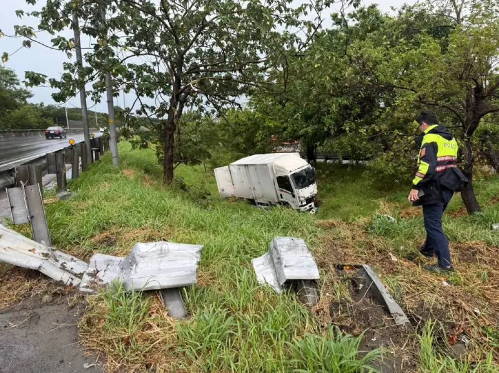 想閃測速釀禍?台64線小貨車自撞護欄翻落邊坡