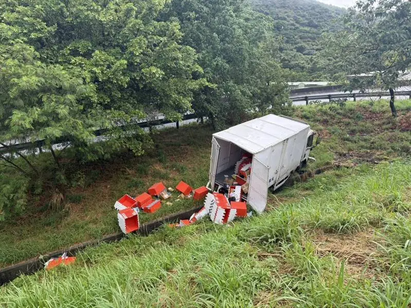 詹男疑似為了閃避測速照相緊急煞車,未料車輛失控撞破護欄翻落邊坡。