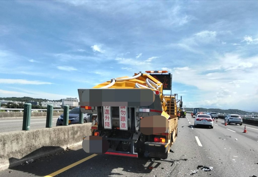 又撞了！國道開輔駕自小客車撞緩撞車　車頭撞爛