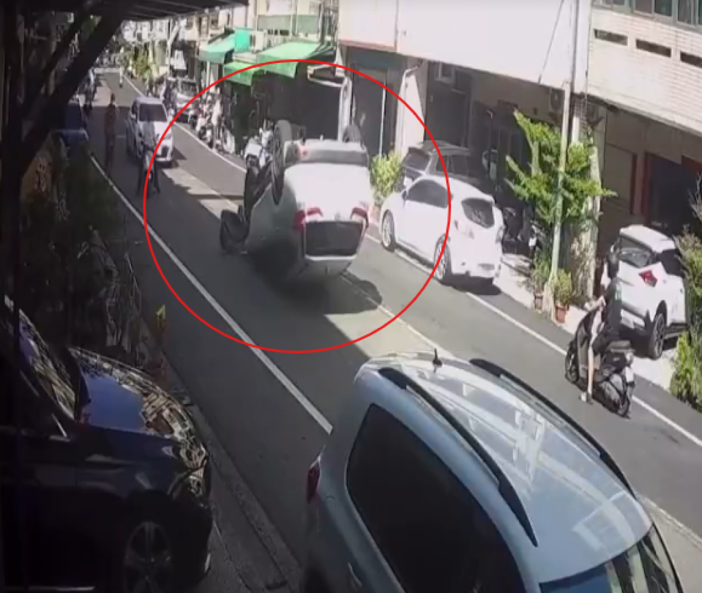 彰化76歲翁清晨猛撞路邊車 車輛四輪朝天翻覆胸口痛送醫