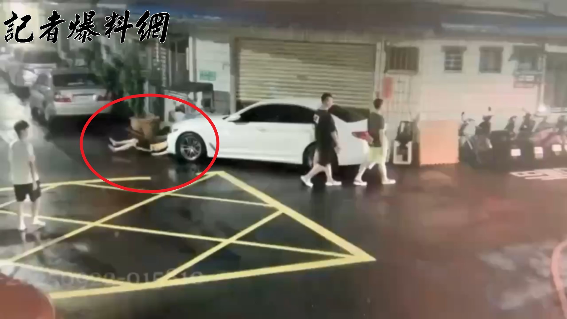新北市新店區中興路三段巷弄內,昨(21)日深夜23時許傳出男子倒臥路邊。
