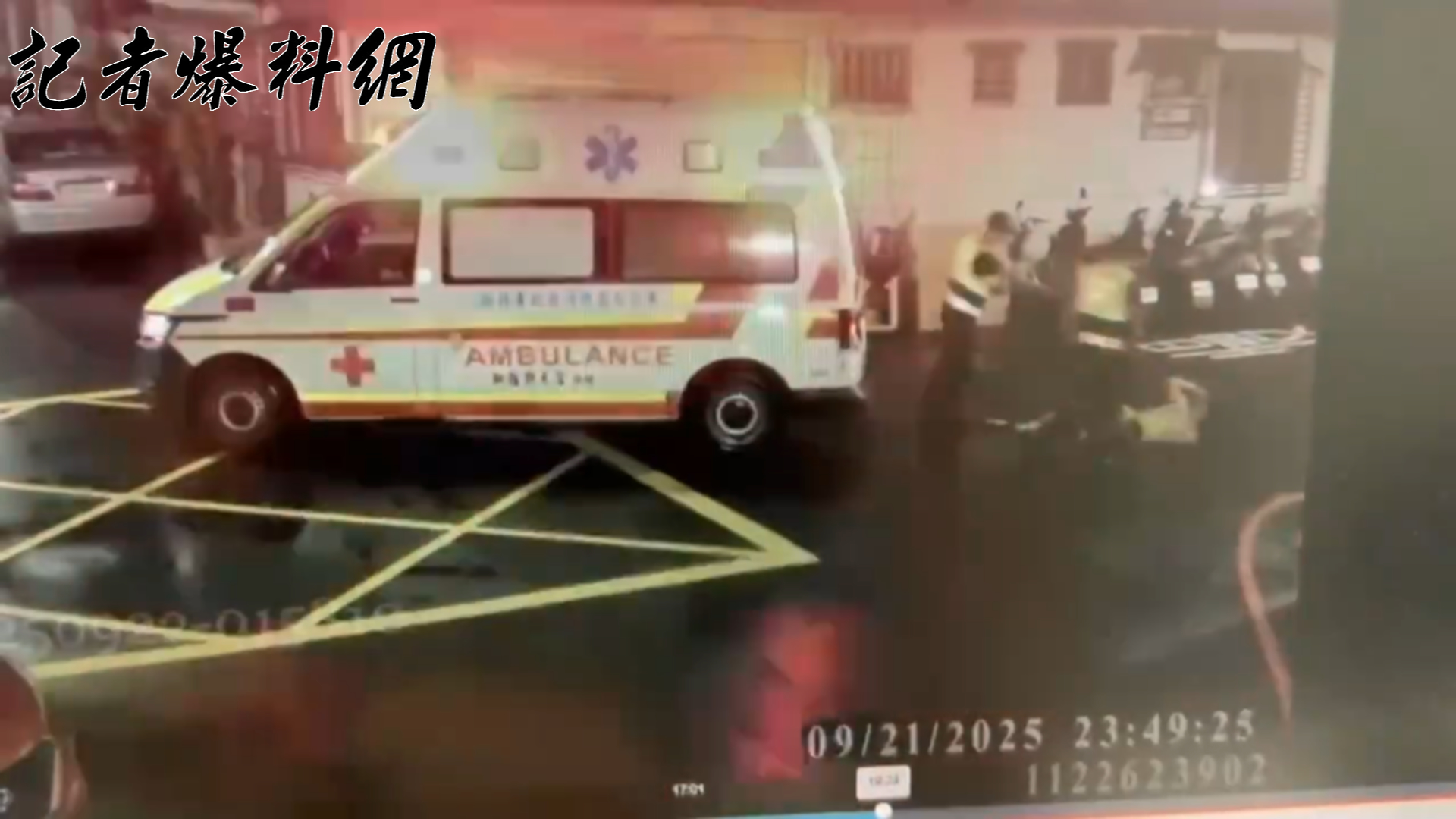 救護人員準備協助曾男就醫時,他又突然向後仰躺倒臥在地。
