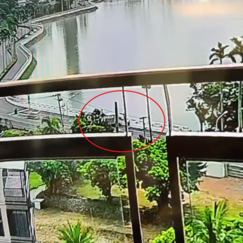 高雄澄清湖環湖路車禍影片曝光 小貨車失控瞬間撞飛祖孫三代