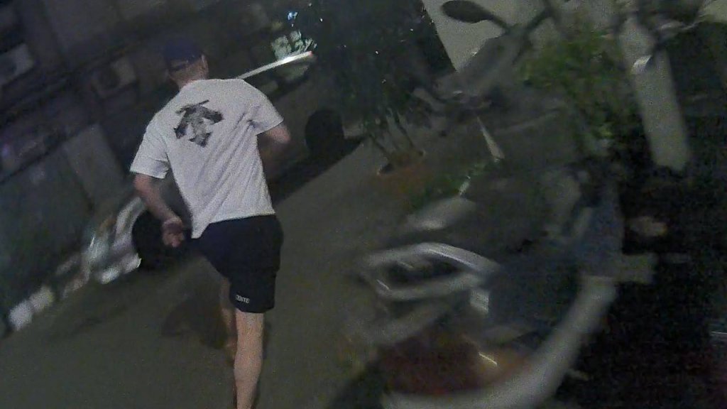 桃園男闖紅燈遭攔查　跳大排逃跑摔脫臼狼狽落網
