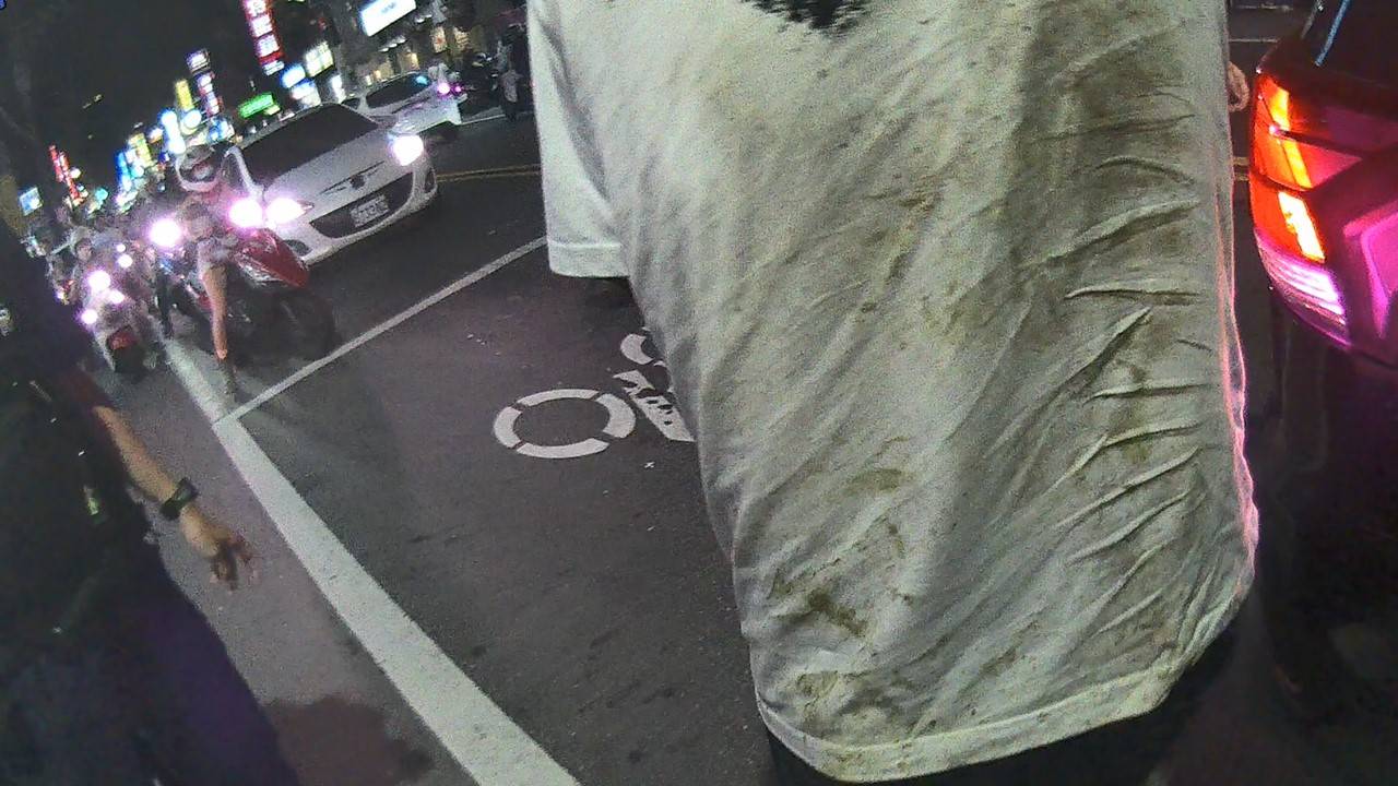 員警隨後將鄭男拉上岸，確認其通緝犯身分後，當場將他逮捕歸案。