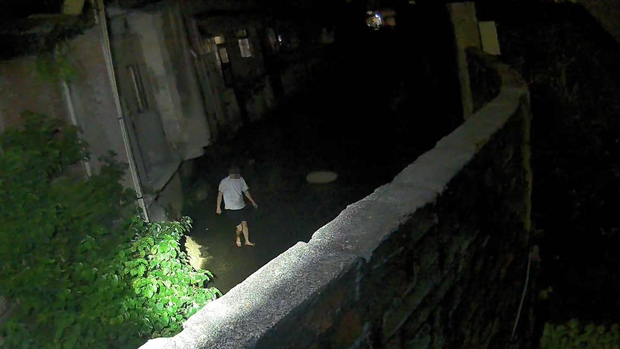 鄭男跳進路邊的大排水溝企圖躲避追捕。