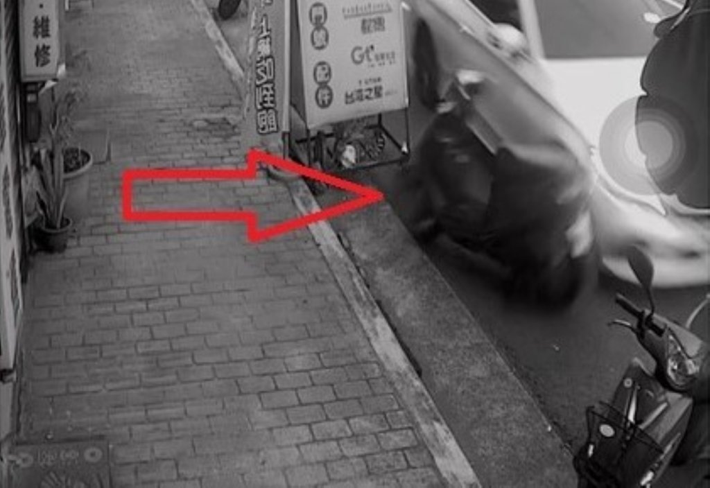 撞擊畫面曝光!-自小客車撞倒機車落跑駕駛怪「車子音樂太大聲」