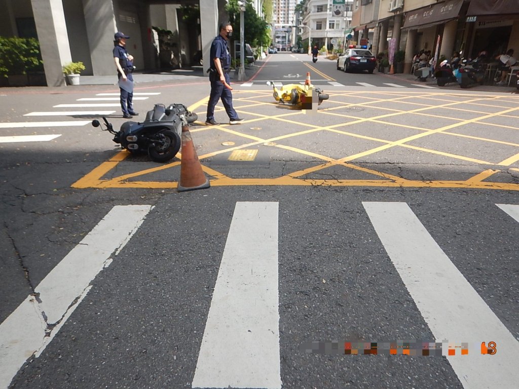 高雄前鎮天山路口機車擦撞 雙方未停讓釀禍各挨罰