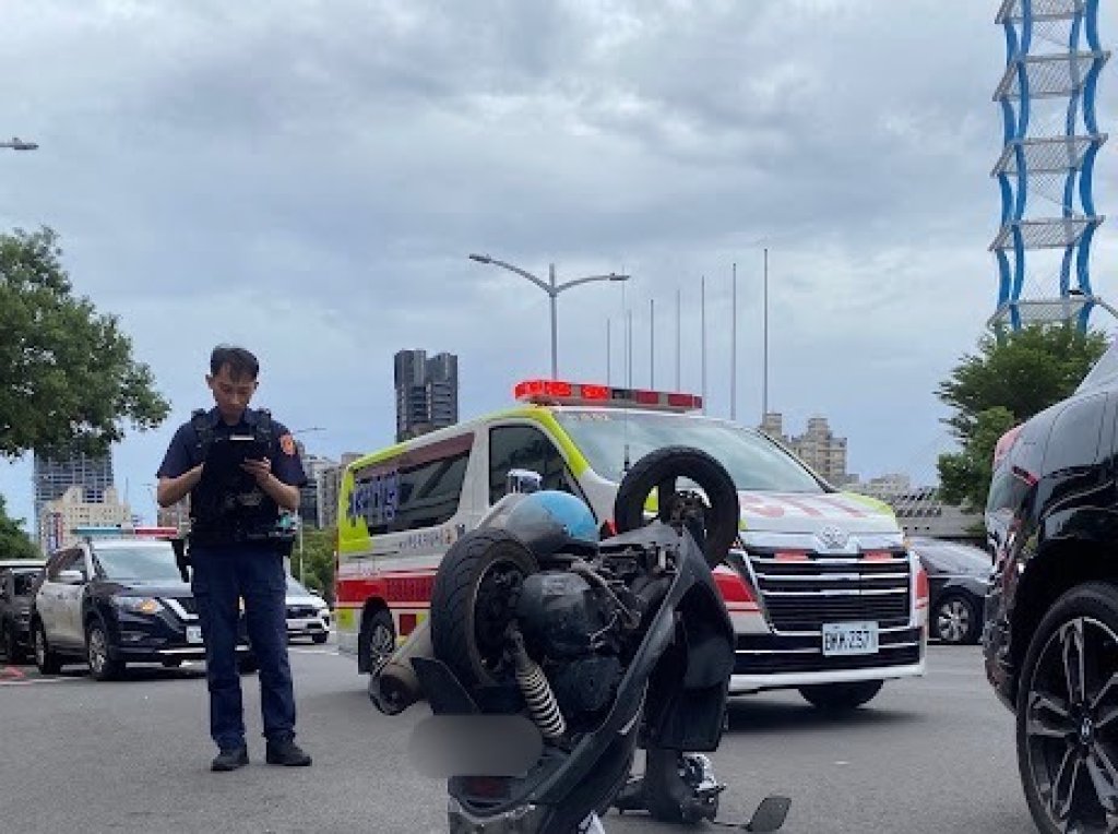 阿伯出事了!高雄男騎車滑手機-碰撞百萬休旅「倒頭栽」奇景曝
