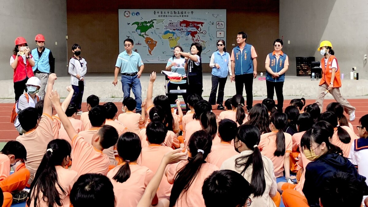 ▲中市校園務實防震演練，強化師生地震災害應變處理能力，並進行宣傳有獎徵答。(圖/中市府提供)