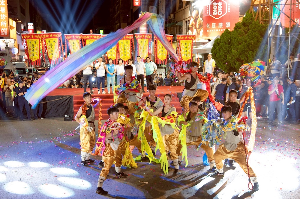 嘉義市城隍廟隆重舉行九城隍齊聚護祐嘉義的夜巡諸羅城遶境活動,現場氣氛熱鬧。(圖/嘉義市政府提供)