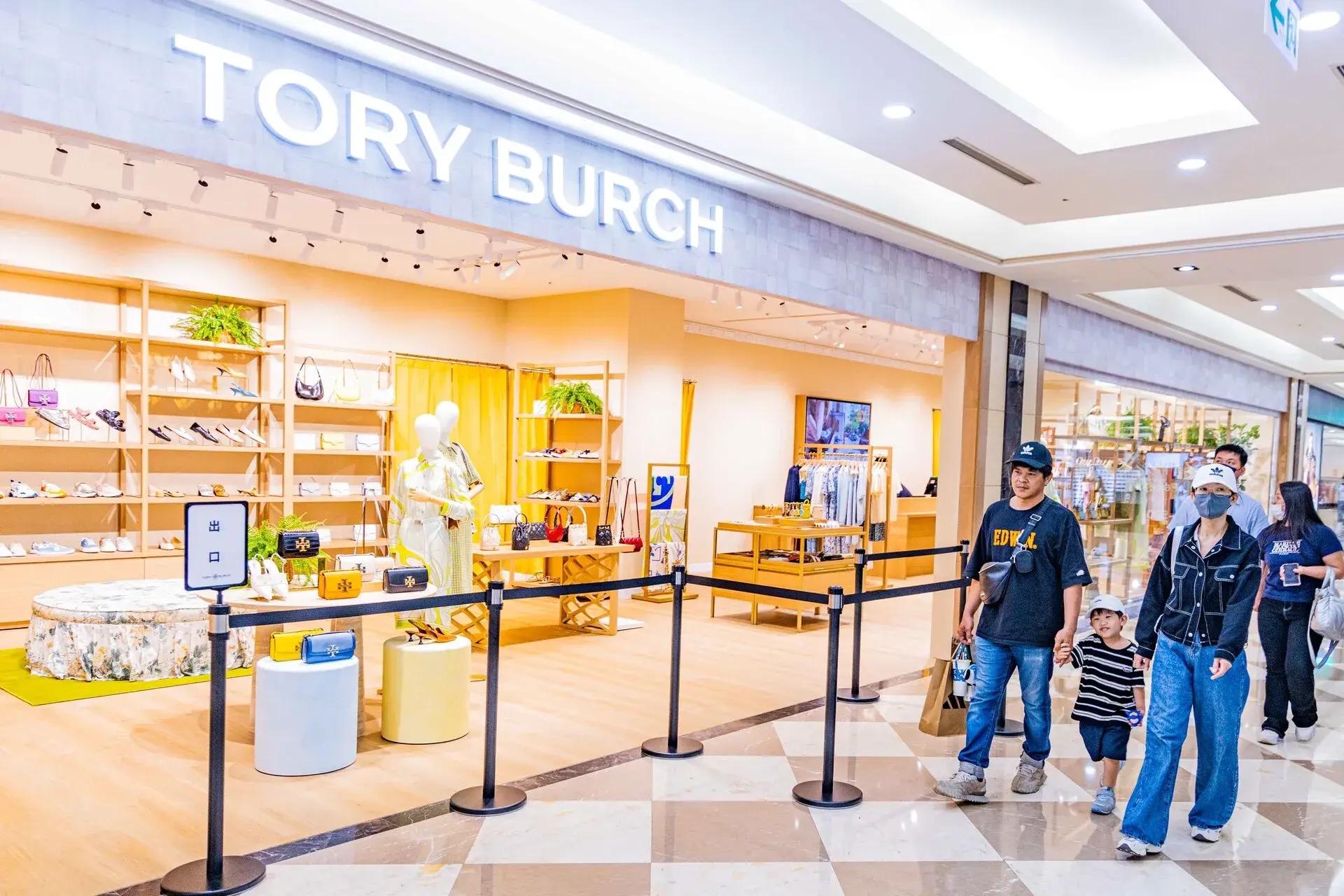 義大outlet Tory Burch人潮照 0