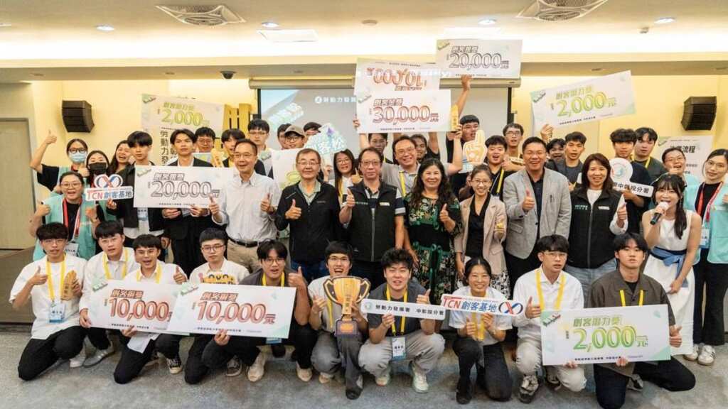 ▲勞動力發展署中彰投分署副分署長阮啟釧(中)與創客松競賽獲獎團隊大合照。(中彰投分署提供)