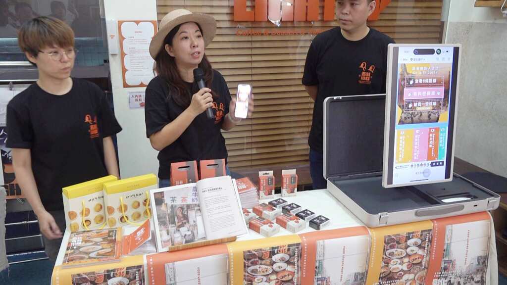▲《彰化有料100》由白色方塊工作室、旅庫。彰化及彰化旅行+合作出版,集結14位彰化人撰寫,收錄100個在地風味與文化選點,並結合數位導覽與實境解謎,推出「一書一護照」的新型地方體驗。(記者林明佑攝)