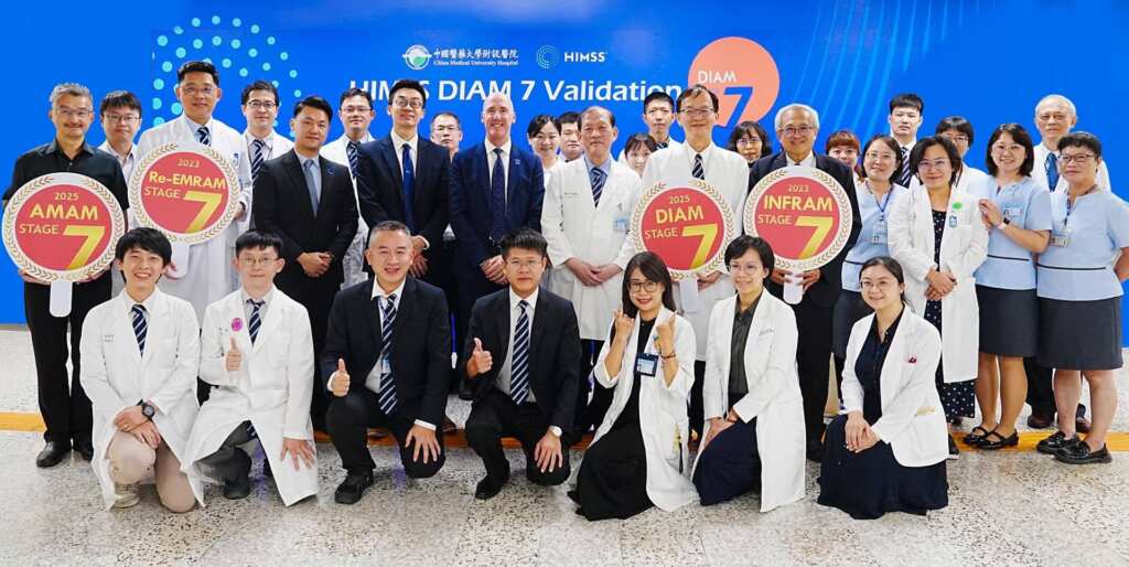 ▲中國醫藥大學附設醫院通過 HIMSS 數位影像採用模型（DIAM）第七級認證，中醫大附醫團隊與 HIMSS 認證委員合影，見證 DIAM Stage 7 榮耀時刻。（記者林明佑翻攝）