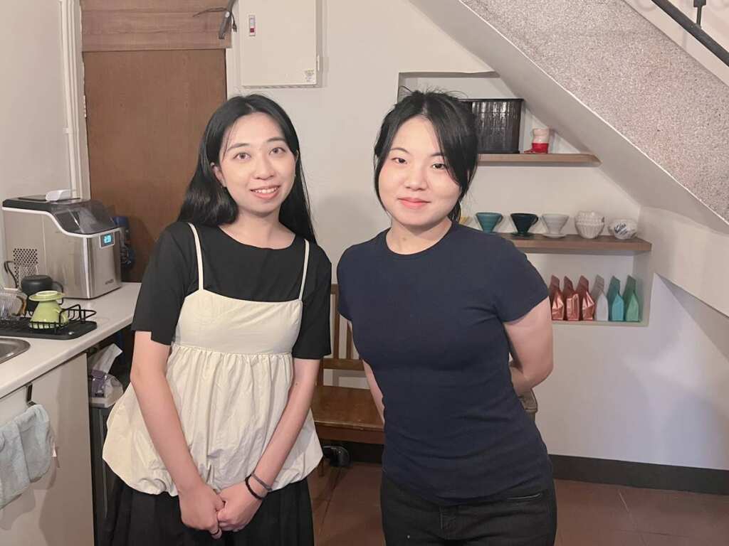 ▲兩位年輕女孩回鄉圓夢,老屋開「包子與驢子」咖啡廳(右為包子-林懿沁、左驢子-陳愉庭)。(記者蘇彩娥攝)