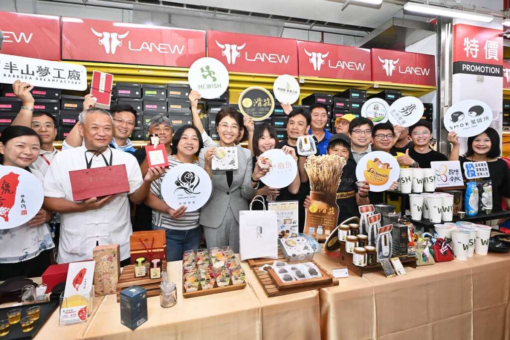 ▲品味南投優質品牌產品,百款農產家樂福上架開賣。(記者張玉泰攝)