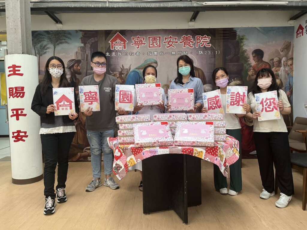 ▲新竹縣政府於中秋節前夕,採購由身心障礙福利機構與庇護工場親手製作的「暖心月餅」,分送縣內29家社會福利機構,與住民們共享團圓滋味。