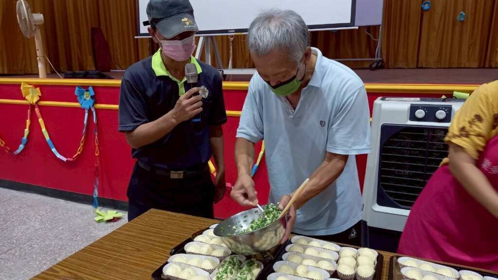 ▲彰化榮家邀請樂多工作坊手作麵包,溫暖香氣療癒長輩心。(彰化榮家提供)