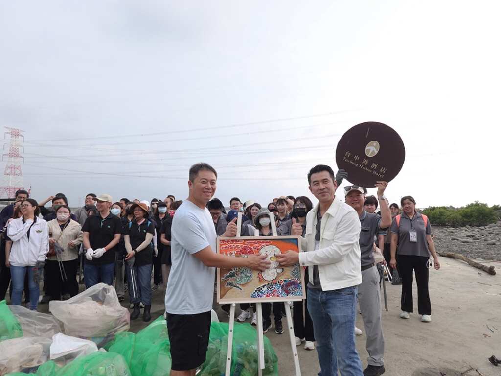 ▲上福集團新任董事長王國印領軍,旗下公司攜手淨灘落實「源頭減塑」。