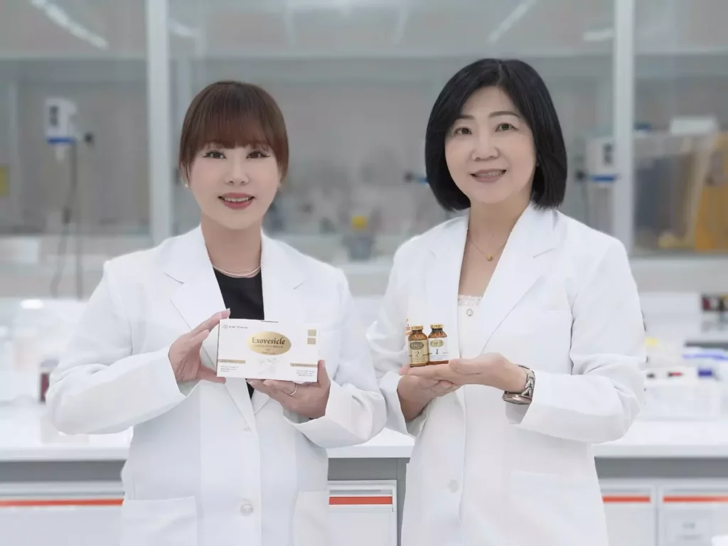 新生雙活肌泌凍晶,經義大利生物科技權威Complife Group等三家國際機構認證,圖左起為佐登妮絲集團總經理陳佳琦、佐登妮絲集團研發中心呂梨萍所長 共同推薦新品。