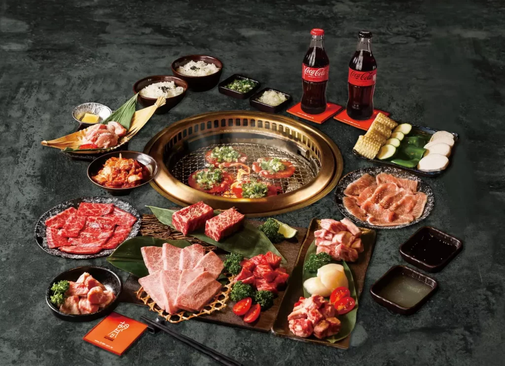 胡同燒肉中秋「同樂會」熱鬧登場！連三波跨界聯名同「樂」，首波攜手可口可樂®為熱銷套餐助燃拼翻倍。圖/胡同燒肉提供