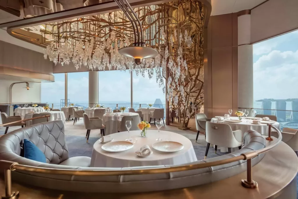 「Swissotel The Stamford Singapore」位於 Raffles City 核心,高聳建築矚目新加坡天際線,結合完善設施與多元餐飲,是城市豪華住宿典範。(圖片由Booking.com提供)