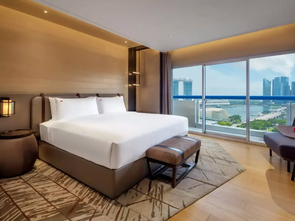 「Swissotel The Stamford Singapore」的 Jaan by Kirk Westaway 獲米其林二星,將英國經典食材融入現代手法,呈現創意層次料理。(圖片由Booking.com提供)