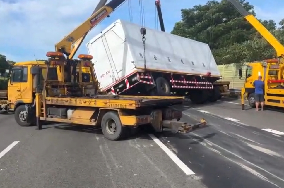 聯結車「子車脫鉤」躺路中!國3大溪路段上班時間塞爆 1758504699518