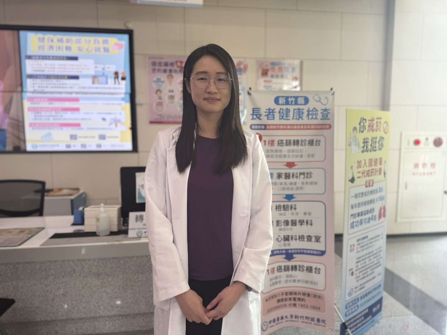 中醫大新竹附醫家醫科王郁晴醫師指出,流感疫苗與COVID-19疫苗可同時施打,副作用與單打相近,安心獲得雙重保護。(圖/記者張家燁翻攝)