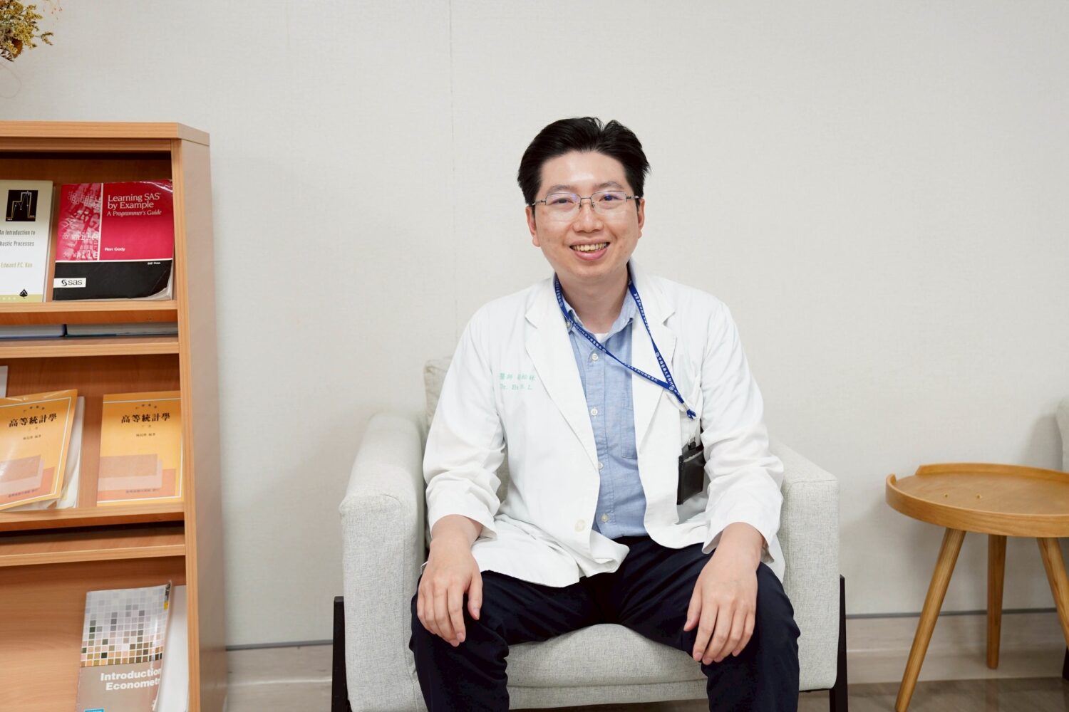 中醫大新竹附醫家醫科主任胡松林提醒民眾:流感疫苗需兩週產生保護力,建議10月儘早完成接種。(圖/記者張家燁翻攝)