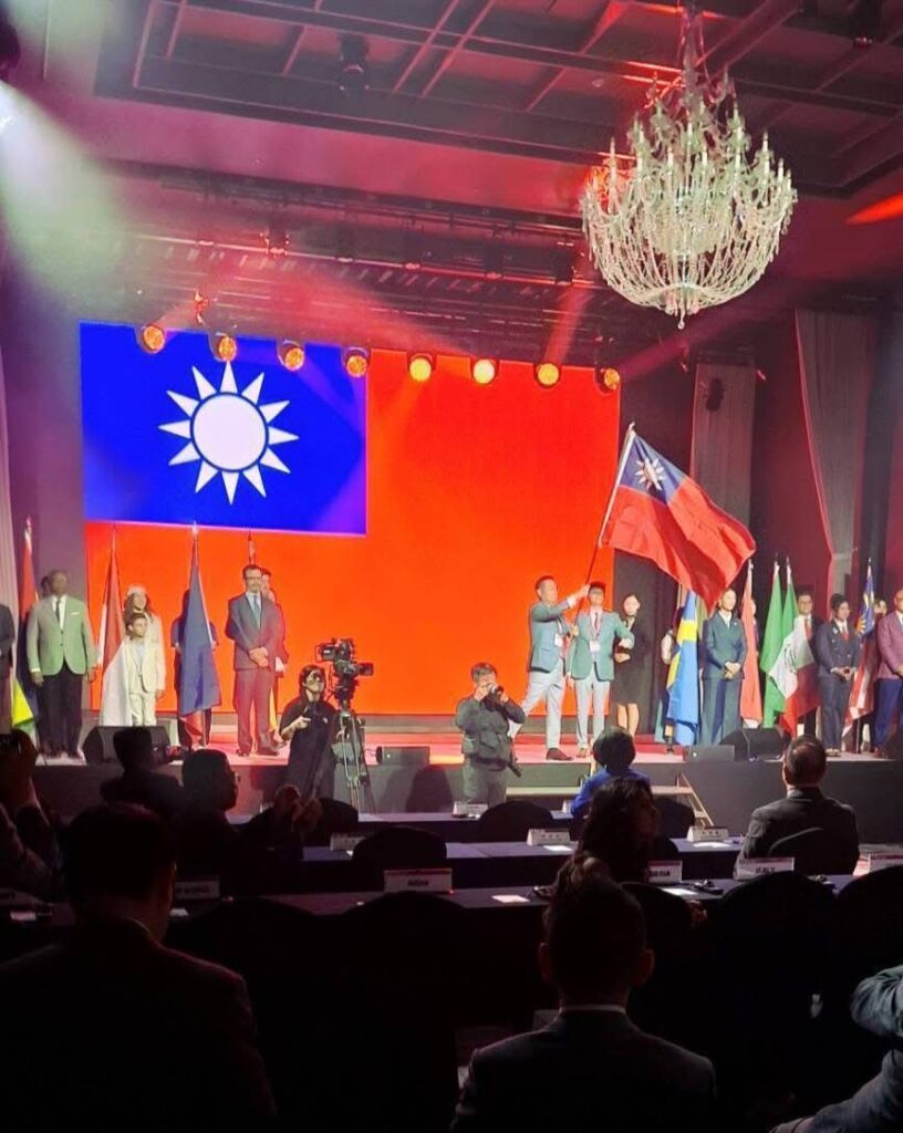 台灣代表上台受獎揮舞國旗。(圖/中華民國洋服同業總會提供)