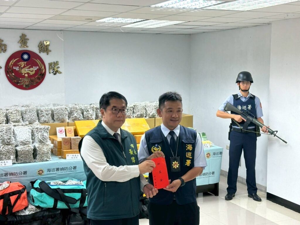 臺南市長黃偉哲到場頒發加菜金給破獲毒品案件的臺南查緝隊,也致辭感謝海巡署偵防分署守護國門安全,阻絕毒品於境外。(海巡署提供)