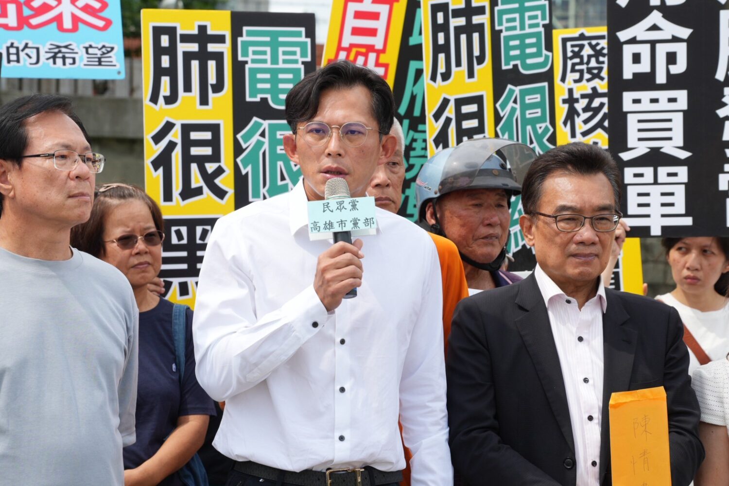 民眾黨立法院黨團總召黃國昌今日再度率同副總召張啓楷等立委赴台電興達電廠考察。(圖/民眾黨團)
