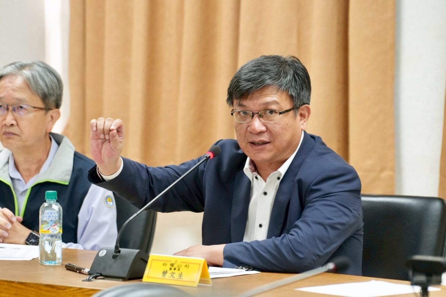 台電董事長曾文生終於承認管理缺失,坦承「必須檢討,責無旁貸」。(圖/民眾黨團)