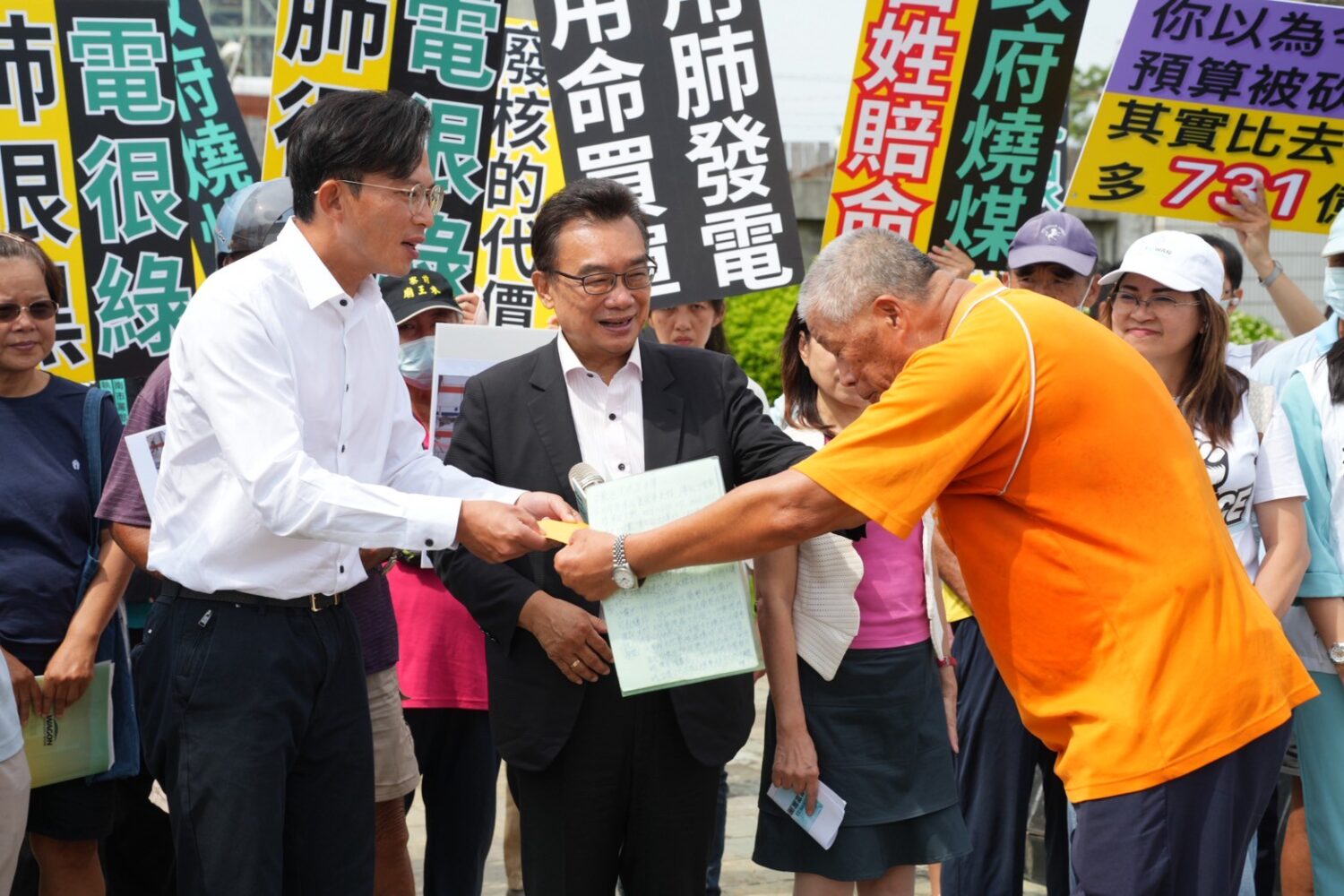 黃國昌接受居民自救會陳情,高喊「拒絕用命買單、拒絕用肺發電」。。(圖/民眾黨團)