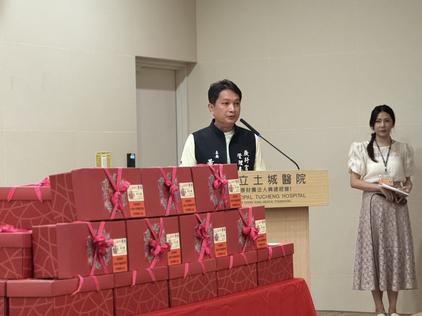 三峽廣行宮主委兼三鶯義刑顧問團長黃永騰慷慨解囊捐贈50萬禮盒慰問土城醫院醫護人員。(記者徐煜勝翻攝)